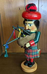 lot 138 image: Steinbach Scottish Bagpipe Nutcracker