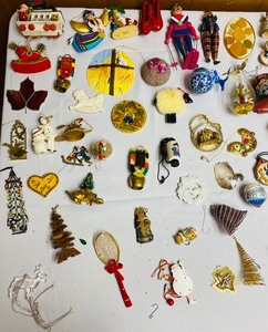 lot 355 image: Variety of Festive Ornaments