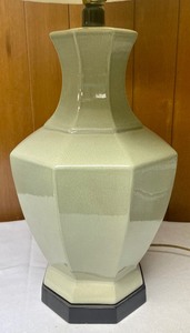 lot 323 image: Terrific Table Lamp
