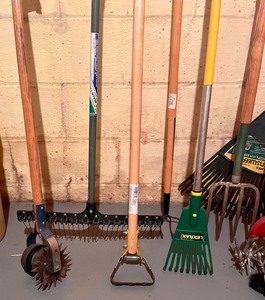 lot 157 image: Long Handled Tool Lot