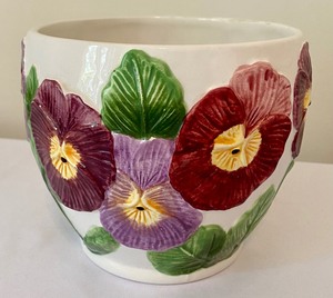 lot 386 image: Three Pretty Planters