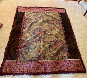 lot 107 image: Beautiful Decorative Petite Throw