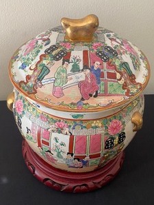 lot 49 image: Lovely Chinese Asian Lidded Ginger Jar