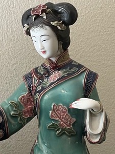 lot 47 image: Chinese Shiwan Wicai Porcelain Ladies Playing Cards