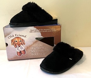 lot 127 image: Pair of Old Friends Genuine Sheepskin Footwear