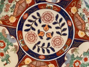lot 429 image: Decorative Imari Charger