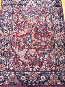 lot 428 image: Beautiful Vintage Rug