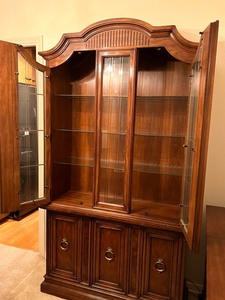 lot 75 image: Vintage Drexel Display CabinetHutch