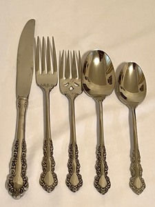 lot 431 image: Set of Oneida Flatware