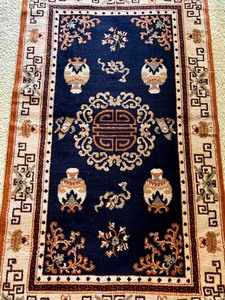 lot 414 image: Lovely Small Vintage Area Rug