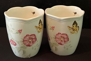 lot 409 image: Two Lenox Bufferfly Tumblers and Soap Dish