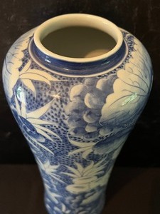 lot 410 image: Beautiful Blue and White Vase