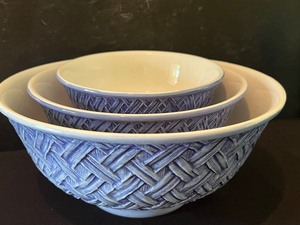 lot 403 image: Williams and Sonoma Nesting Mixing Bowl Set and Four Blue Tumblers