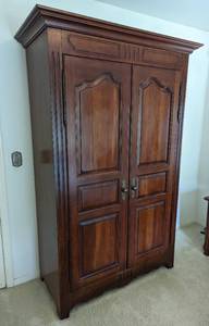 lot 179 image: Drexel Heritage Wood Armoire