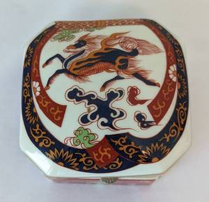lot 199 image: Small Japanese Vase and Trinket Box