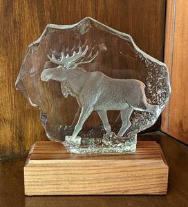 lot 422 image: Mats Jonasson Crystal Moose Sculpture