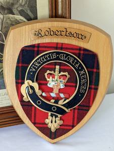lot 458 image: Vintage Scottish Print, Wall Crest and Figurine