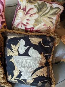 lot 465 image: Decorative Accent Pillows