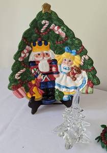 lot 469 image: Decorative Christmas Servingware