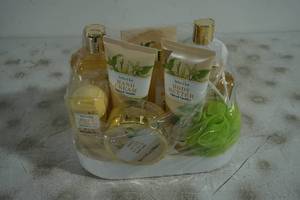 lot 78 image: Elmtree & York Spiced Vanilla Scent Gift Set