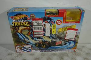 lot 82 image: Hot Wheels Monster Trucks Scorpion Sting Raceway