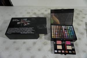 lot 84 image: Michael Giordano Sleek Stylist Cosmetic Set