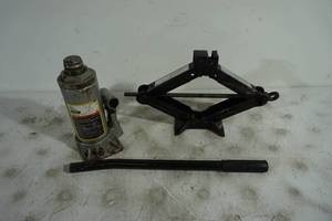 lot 173 image: Bottle Jack and Scissor Jack