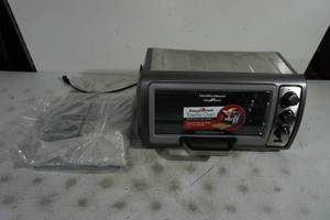 lot 38 image: Hamilton Beach Easy Reach Toaster Oven