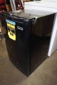 lot 199 image: Magic Chef 4.4 Cu Ft Refrigerator