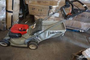lot 209 image: Honda Push Mower with Bagger