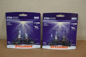 lot 46 image: Two 2 Packs Sylvania Xtravision Halogen Lamps 9005