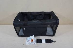 lot 113 image: Sherpa Travel Pet Carrier