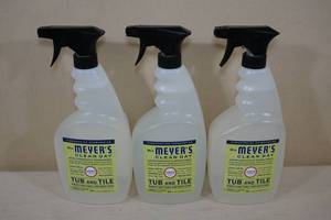 lot 118 image: Mrs Meyers Tub and Tile Cleaner