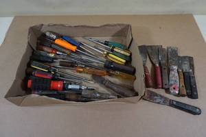 lot 232 image: Assorted Screwdrivers and Scrapers