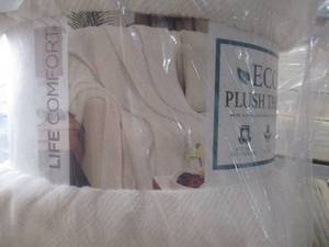 lot 37 image: Life Comfort Eco Plush Throw ( Ivory )