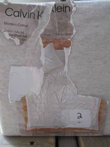 lot 2 image: Calvin Klein Modern Cotton King Sheet Set-Anitra Heather(off white)