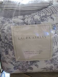 lot 30 image: Annalise Reversible Comforter Set - Laura Ashley-FullQueen