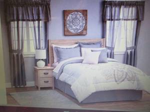 lot 92 image: Paisley Panel 20-Pc. Bedroom Set - ...