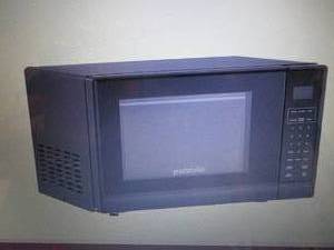lot 104 image: Proctor Silex 0.7-Cu. Ft. 700-Watt ...