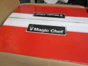 lot 106 image: Magic Chef 1.3 Cu. Ft. 1000-Watt Co...