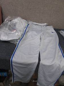 lot 294 image: 6 pr Boys Large(run small) Nike Ba...