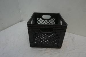 lot 3 image: Deans milk crate