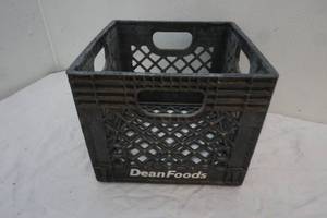 lot 4 image: Deans milk crate
