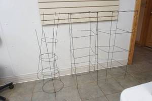 lot 13 image: tomatoes cages