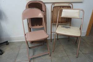 lot 16 image: metal folding chairs