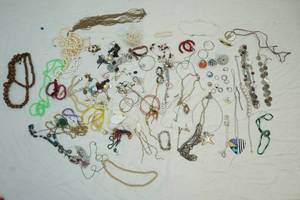 lot 37 image: costume jewelry