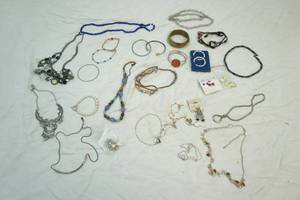 lot 43 image: jewelry