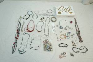lot 44 image: cigar box, jewelry