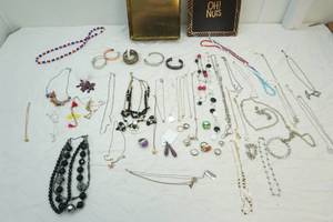lot 45 image: jewelry