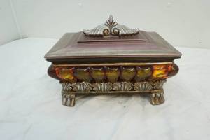 lot 46 image: ceramic box